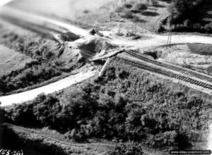 Vue aérienne d’un pont de chemin de fer détruit dans le secteur de Coutances. Photo : US National Archives