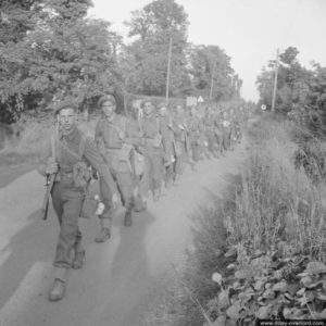 17 juin 1944 au Hamel, Gold Beach : des membres du 5th Battalion Welsh Guards, Guards Armoured Division, rejoignent la ligne de front. Photo : IWM