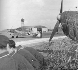 L’aérodrome de Querqueville occupé par les forces aériennes allemandes avant la bataille de Normandie, vu en direction du nord-est. Photo : Bundesarchiv