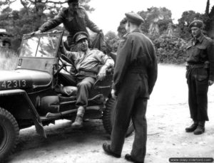 Le général Crerar au volant d'une Jeep dans un camp à Rots spécialement dédié aux conférences de presse et aux relations publiques. Photo : US National Archives