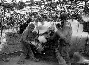 Un obusier HM2 de 105 mm en action dans le secteur de Saint-Lô. Photo : US National Archives