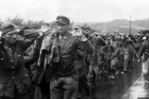 26 juin 1944 : reddition des forces allemandes à Cherbourg. Photo : US National Archives
