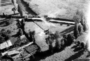 Vue aérienne de cratères sur la route suite aux bombardements dans le secteur de Coutances. Photo : US National Archives