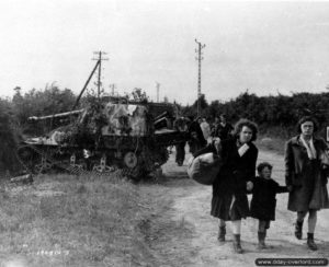 L’épave d’un véhicule allemand SdKfz 135 dans le secteur de Montebourg. Photo : US National Archives