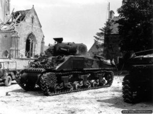 11 juin 1944 : un char Sherman de l'escadron A du Fort Garry Horse devant l'église en ruine de Rots. Photo : US National Archives
