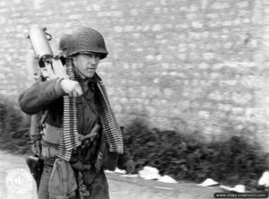 Un soldat du 1er bataillon, 8ème régiment d'infanterie, avec une Browning 7,62 mm devant le poste de commandement du lieutenant Matz à La Madeleine. Photo : US National Archives