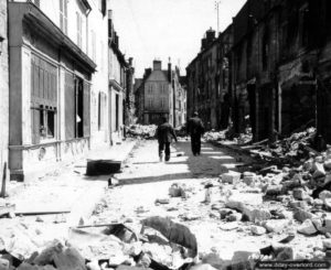 Les vestiges de la rue de l’officialité (aujourd’hui rue de l’Eglise) à Valognes. Photo : US National Archives