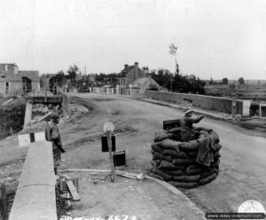 5 juillet 1944 : un poste de garde rue du Canal de Jonction à Carentan tenu par la police militaire. Photo : US National Archives