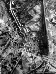 Vue aérienne de la ville de Coutances pendant un bombardement allié. Photo : US National Archives