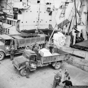 Déchargement de matériel à partir du cargo SS Flathouse sur une plateforme Loebnitz à Arromanches. Photo IWM