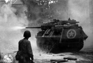 Un char M10 Destroyer ouvre le feu au carrefour de la Bascule à Saint-Lô. Photo : US National Archives
