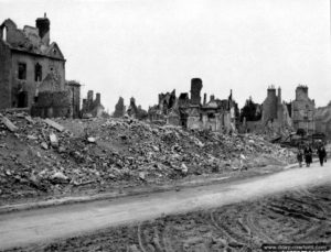 Les ruines le long de la rue des religieuses à Valognes. Photo : US National Archives