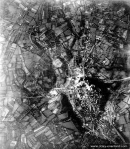 Vue aérienne de la ville de Coutances pendant un bombardement allié. Photo : US National Archives