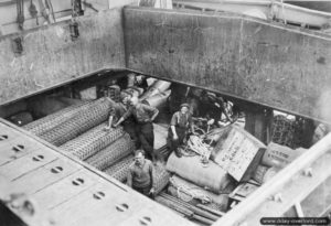 Déchargement de matériel à partir du cargo SS Flathouse sur une plateforme Loebnitz à Arromanches. Photo IWM
