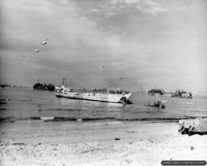 Le chaland de débarquement HMLCT-7012 (Mk. 3) débarque des Jeep à Omaha Beach. Photo : US National Archives