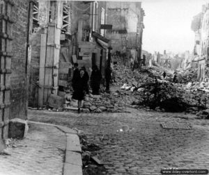 Les ruines le long de la rue des religieuses à Valognes. Photo : US National Archives
