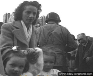 Au premier plan à gauche, Danielle Laisney, tuée par un bombardement allemand lors d’une prise d’armes de parachutistes américains le 23 juin 1944 à Carentan. Photo : US National Archives