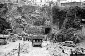 26 juin 1944 : vers 14h00, la garnison allemande du fort du Roule se rend aux Américains à Cherbourg. Photo : US National Archives