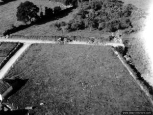 Plusieurs véhicules détruits dans le secteur de Coutances. Photo : US National Archives