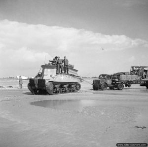 Char M4 Sherman Barv à Gold Beach. Photo : IWM