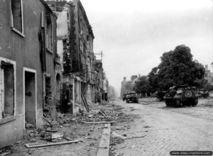 Des chars américains sur la place Sainte-Croix à Saint-Lô. Photo : US National Archives