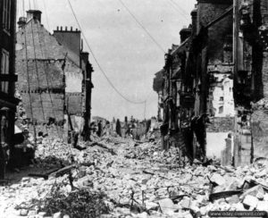 Une rue de Valognes dévastée par les bombardements. Photo : US National Archives