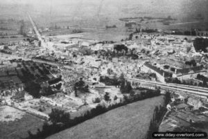 Vue aérienne de la commune de Carentan orientée vers le nord-ouest. Photo : US National Archives