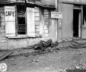 26 juin 1944 : un soldat allemand tué Rue Armand Levéel à Cherbourg. Photo : US National Archives