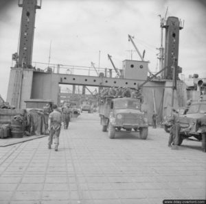 Plateforme de déchargement Löbnitz « Whale » du Mulberry B à Arromanches. Photo IWM