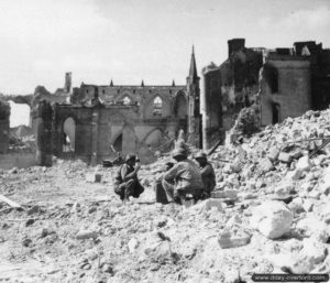 Des soldats américains pendant les travaux de déblaiement de la place Vicq d’Azir à Valognes. Photo : US National Archives