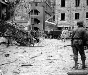 26 juin 1944 : vers 14h00, la garnison du fort du Roule se rend aux Américains à Cherbourg. Photo : US National Archives