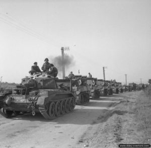 7 juin 1944 : convoi de chars britanniques Crusader III AA Mk III, "Skyraker" et Stuart Mk V appartenant à la 22nd Armoured Brigade, 7th Armoured Division, en provenance de Gold Beach. Photo : IWM