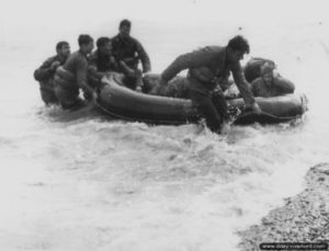 Récupération de naufragés d'un LCVP sur Easy Red devant Colleville-sur-Mer. Photo : US National Archives