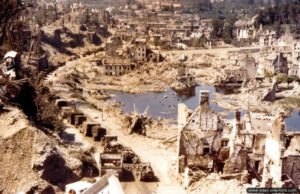 Convoi américain traversant les ruines de Saint-Lô en août 1944. Photo : US National Archives