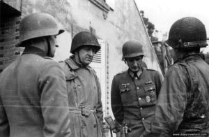 26 juin 1944 : le Major General Manton Sprague Eddy commandant de la 9ème division d’infanterie interroge deux prisonniers allemands à Cherbourg. Photo : US National Archives