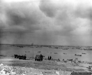 Vue générale de la plage de Omaha depuis le Wn 65 au Ruquet. Photo : US National Archives