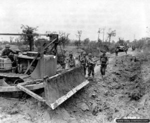 Un bulldozer D7 caterpillar appartenant au 1106th Engineer Group, B Company, 49th Engineer Combat Battalion à Saint-Lô. Photo : US National Archives