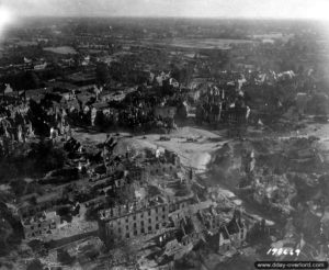 Vue aérienne de la ville de Valognes. Photo : US National Archives