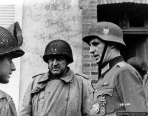 26 juin 1944 : le Major General Manton Sprague Eddy commandant de la 9ème division d’infanteie interroge deux prisonniers allemands à Cherbourg. Photo : US National Archives