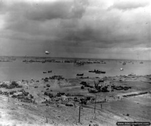 Vue générale de la plage de Omaha depuis le Wn 65 au Ruquet. Photo : US National Archives