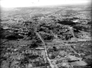 Vue aérienne de la ville de Valognes. Photo : US National Archives