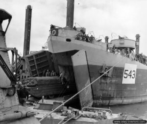 16 juin 1944 : le LST 543 et la remorque ST 760 accoste le ponton Whale et débarque sa précieuse cargaison. Photo : US National Archives