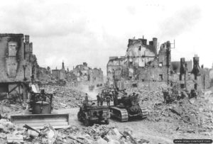 Deux bulldozers D7 caterpillar appartenant au 1106th Engineer Group, B Company, 49th Engineer Combat Battalion à Saint-Lô. Photo : US National Archives