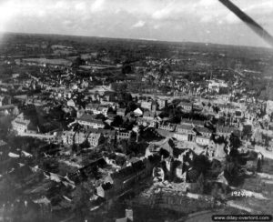 Vue aérienne de la ville de Valognes. Photo : US National Archives