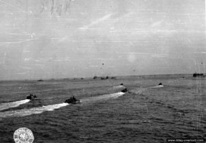 Des GMC DUKW au large d'Utah Beach. Photo : US National Archives