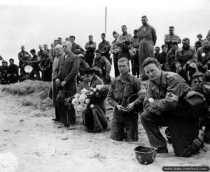 Messe au cimetière provisoire N°1 à Saint-Laurent-sur-Mer. Photo : US National Archives