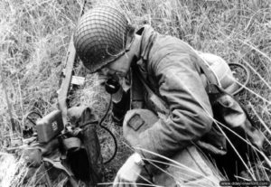 Un opérateur radio écoute au combiné de sa radio SCR 300. Photo : US National Archives