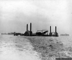 Les plateformes Löbnitz, surnommées Whales, traversent la Manche. Photo : US National Archives