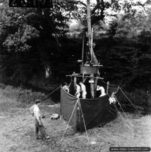 Les Américains profitent d’une douche de campagne installée près d’une imposante haie dans le secteur de Saint-Lô. Photo : US National Archives