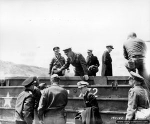 Le 12 juin 1944, inspection d'autorités américaines en DUKW à Omaha Beach, et en particulier le général Eisenhower. Photo : US National Archives